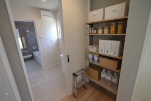 玄関から洗面・パントリー直行！買った荷物をその場でしまえる家事楽動線