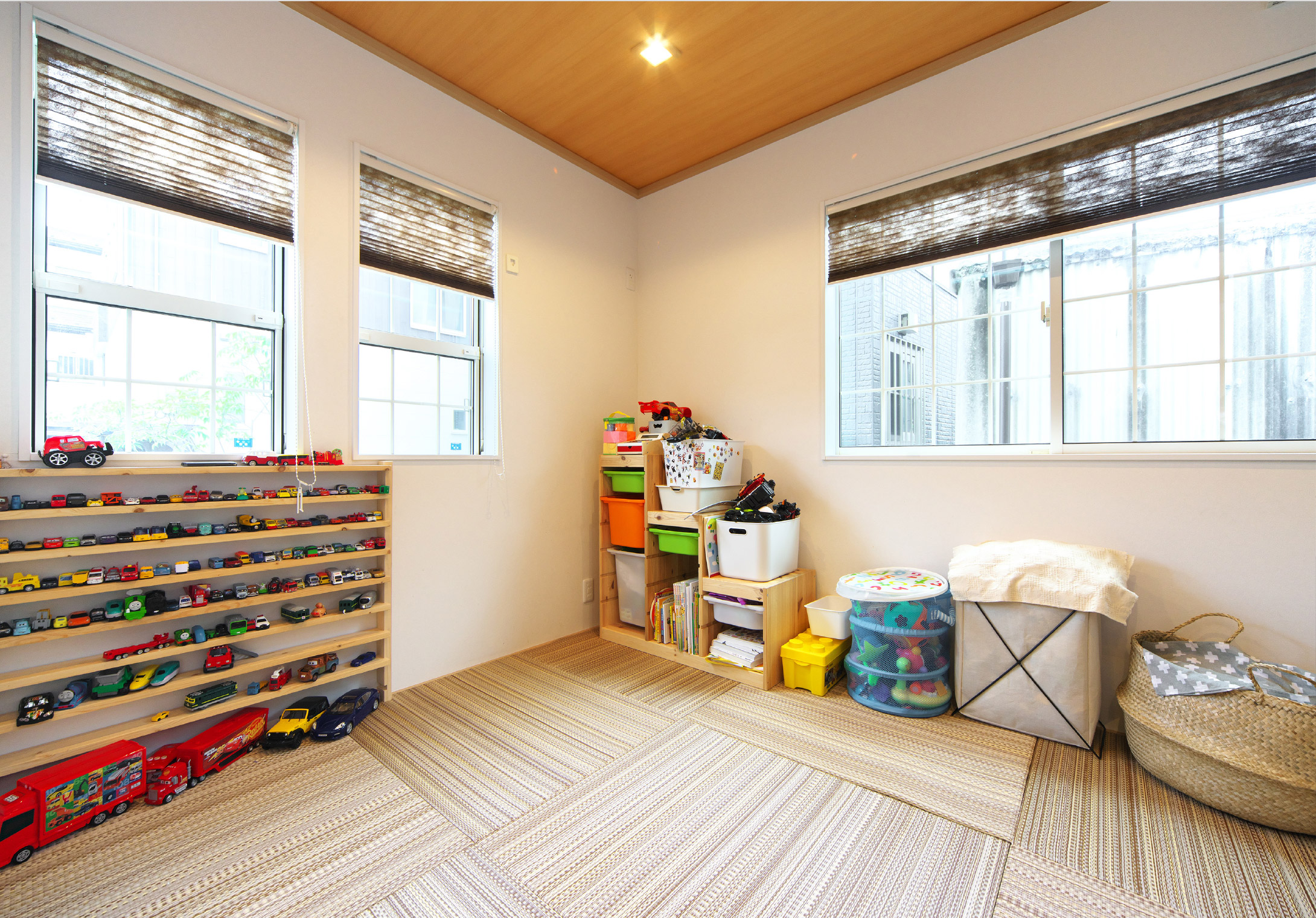 「畳の部屋も欲しかった」という希望で設けたモダンな和室。子どもの昼寝や遊び場として使っている