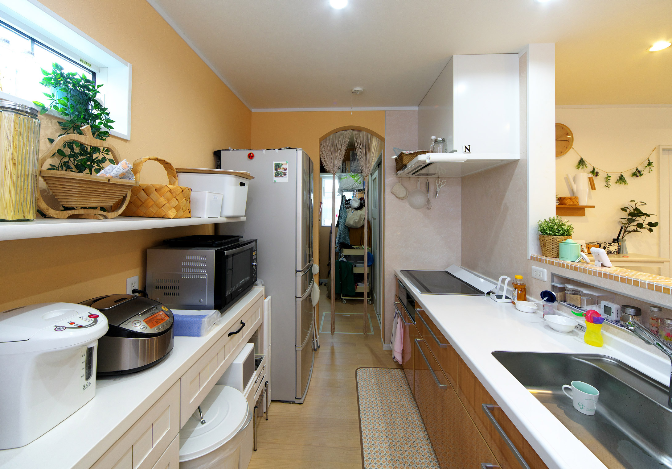 キッチンの奥には大容量のパントリーを設置。保存食品や調味料、洗剤などのストックに便利