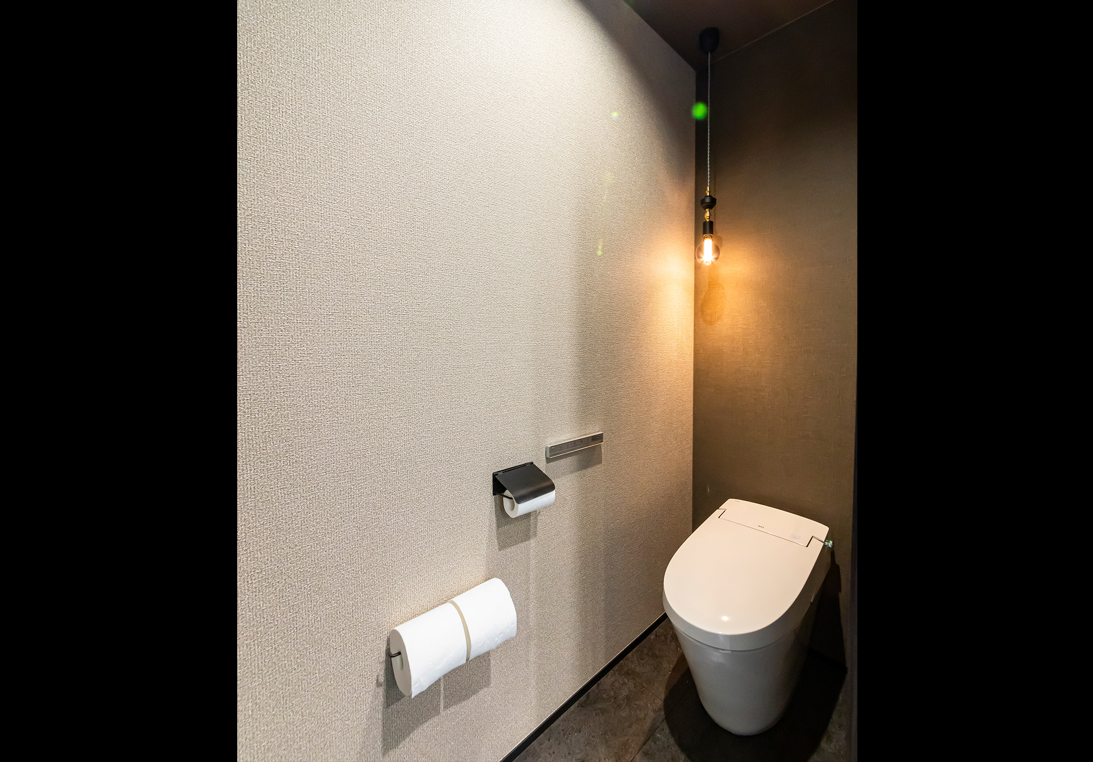 １階のトイレはシンプルながらもこだわり、照明に和モダンな要素を取り入れた