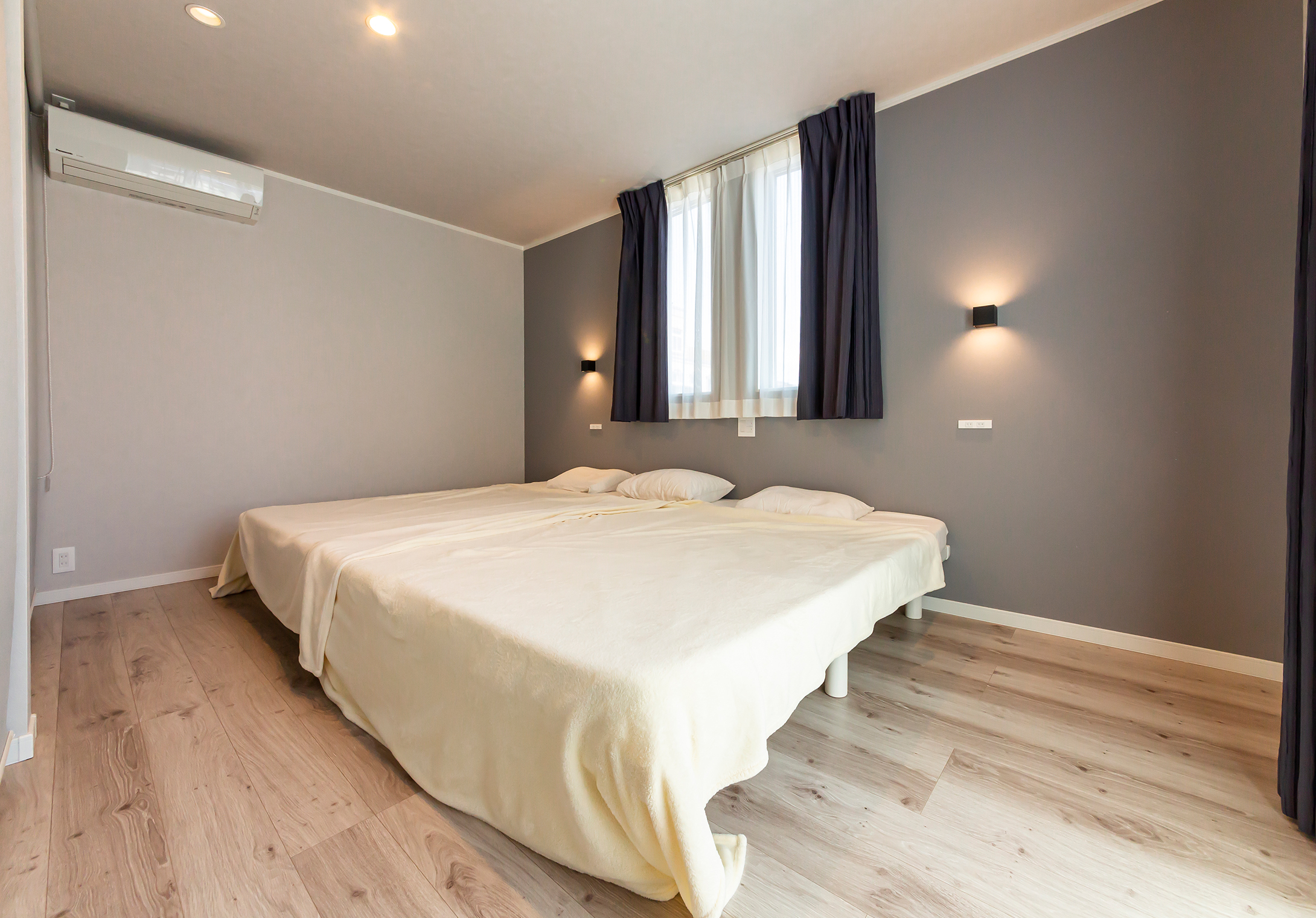 明るい色調で落ち着いた雰囲気の寝室。7.6畳の広さがあり、ゆったりと寛げる