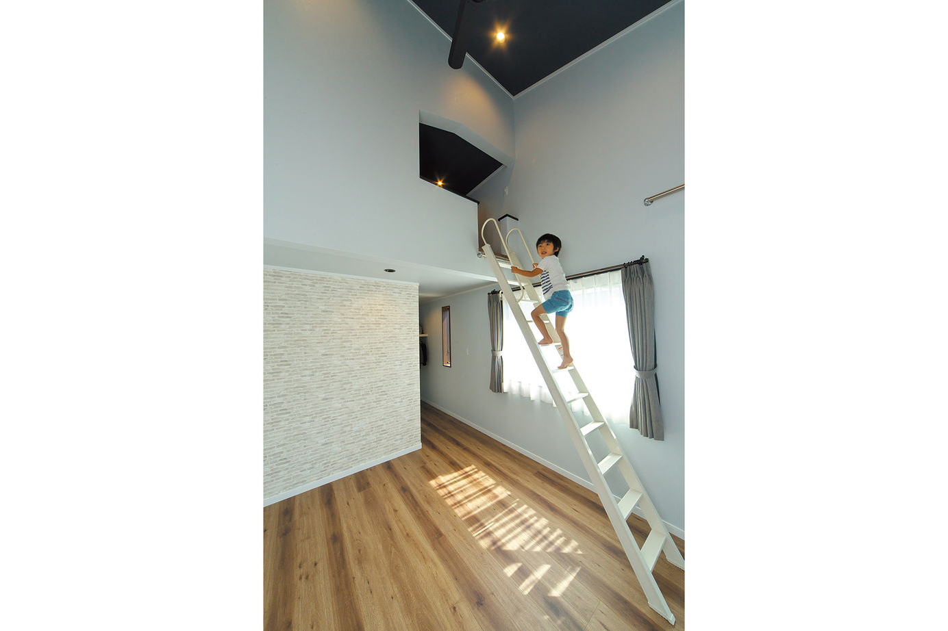 子ども部屋のロフトはお気に入りの場所。子ども部屋は将来子どもの成長に合わせて、6.4畳と5.4畳の２室に仕切ることも可能