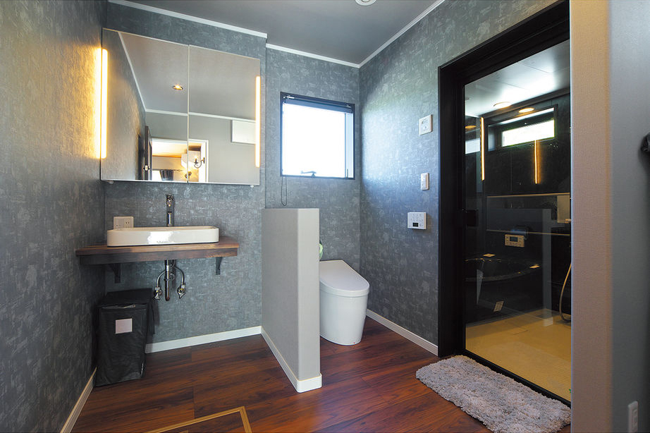 広々としたサニタリールーム。トイレと洗面室を一体にして仕切らなかったのもIさんのこだわり