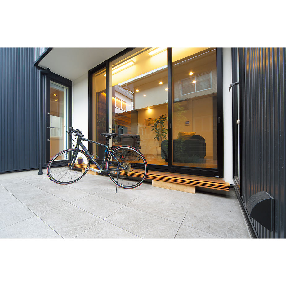 隣家との距離をとるために設けたテラス。自転車がディスプレイのように空間を引き立てる