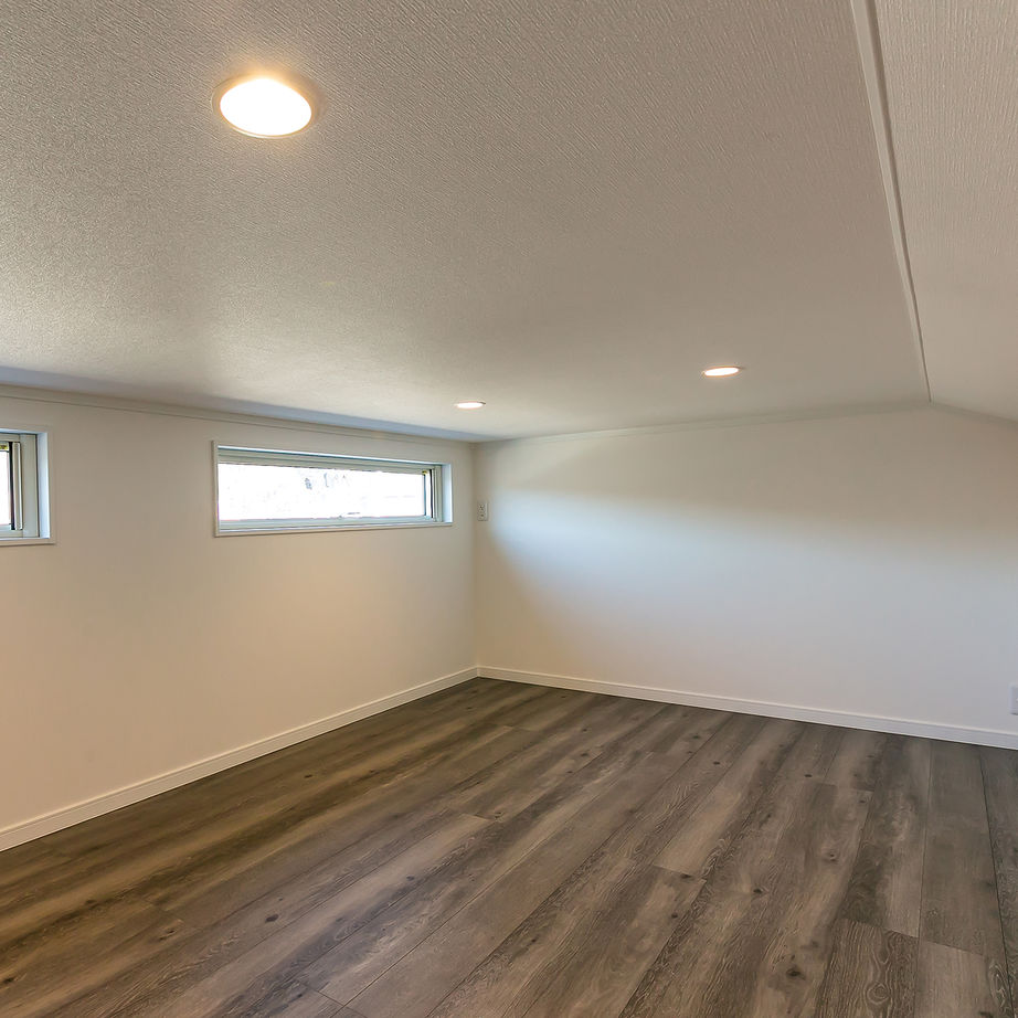 小屋裏収納はプロジェクタールームとしても使えるように、白い壁の面積を多めにしている。家族でゆったりと映像を楽しめそうだ