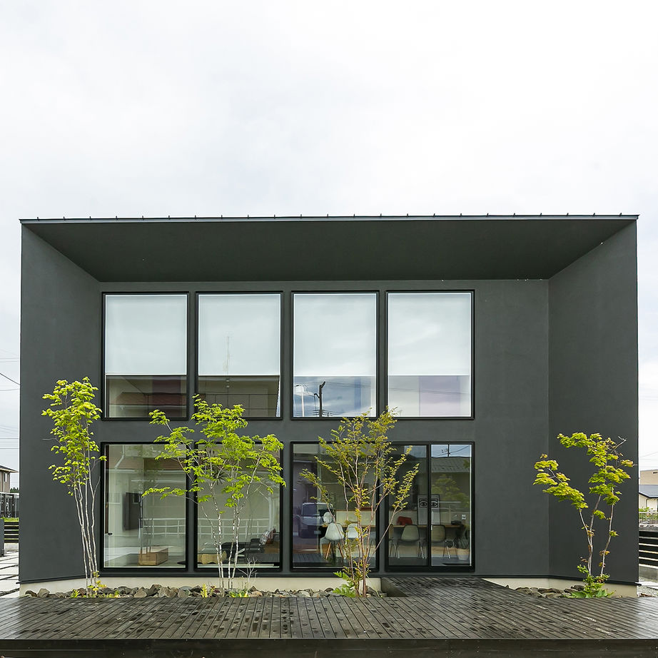 外壁はジョリパットの塗り壁を採用。多目的に使えるワイドなウッドデッキもSさんのこだわり