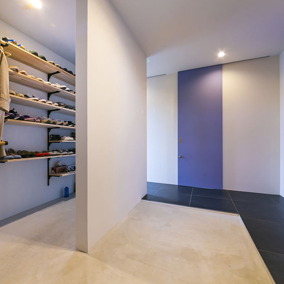 玄関の土間には大きな収納を設置。家族の靴をたっぷり収納できるほか、ジャケット類も掛けられる