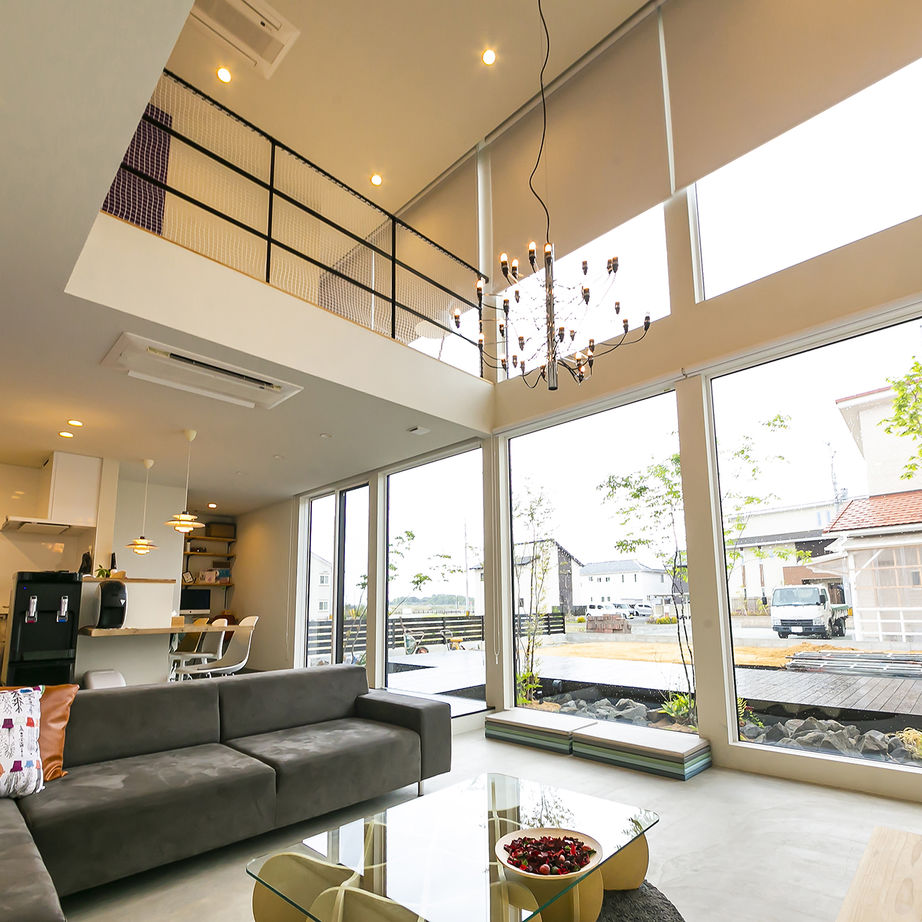 いちだん低いピットリビング。大きな窓から日差しが降り注ぎ、吹抜けが開放感をもたらしてくれる