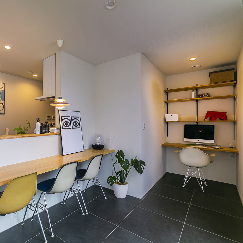 おしゃれなカフェのようなカウンターのダイニング。一角には自由に使えるカウンターも設置