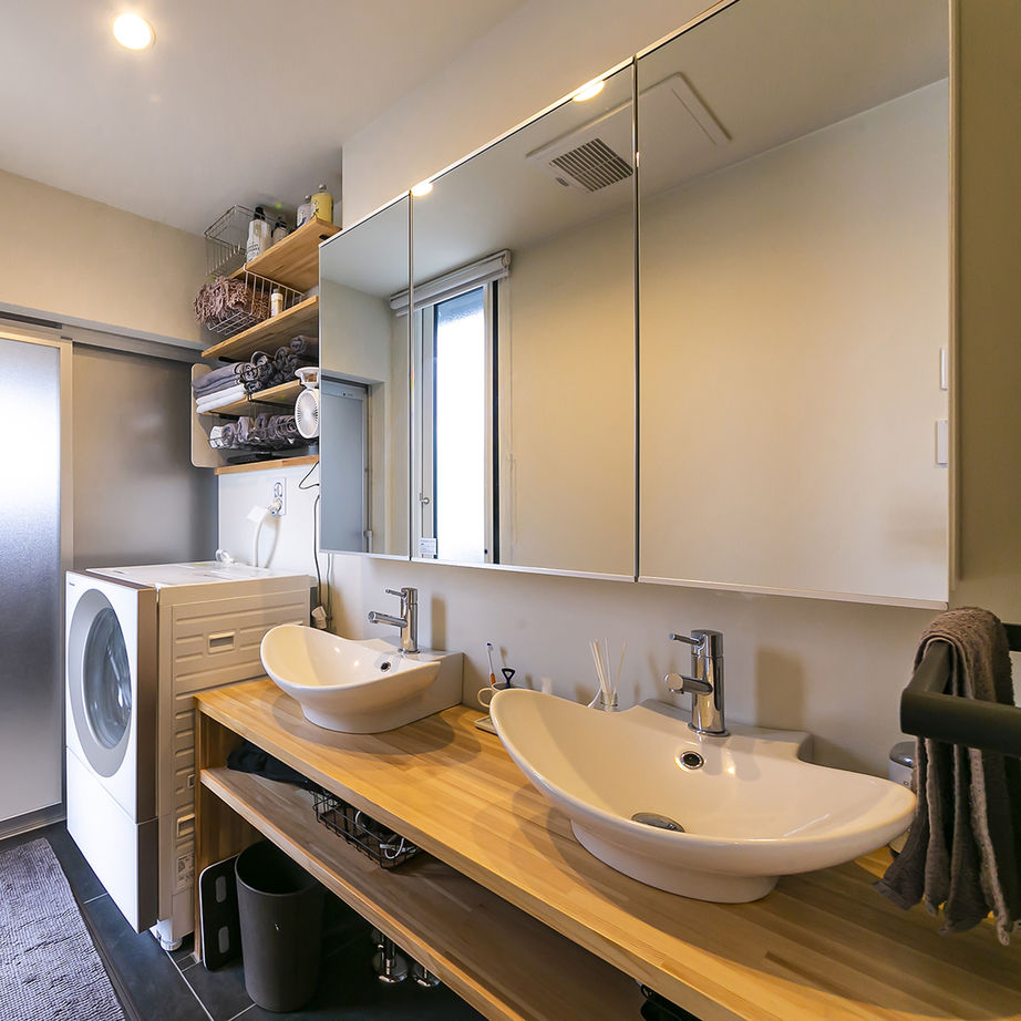 二人同時に使えるダブルボウルの洗面台を採用。三面鏡も大きいので身支度がしやすい