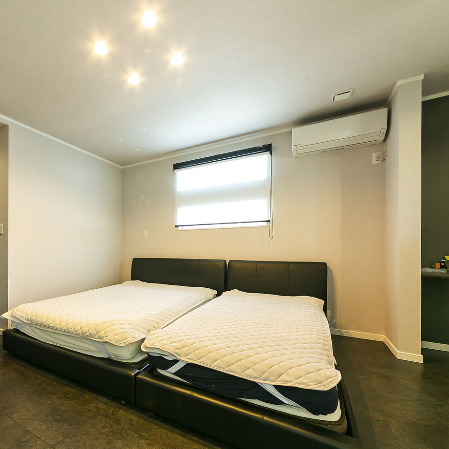 8.45畳のゆったりとした寝室。3.62畳のウォークインクロゼットのほか、多目的に活用できる書庫も設置