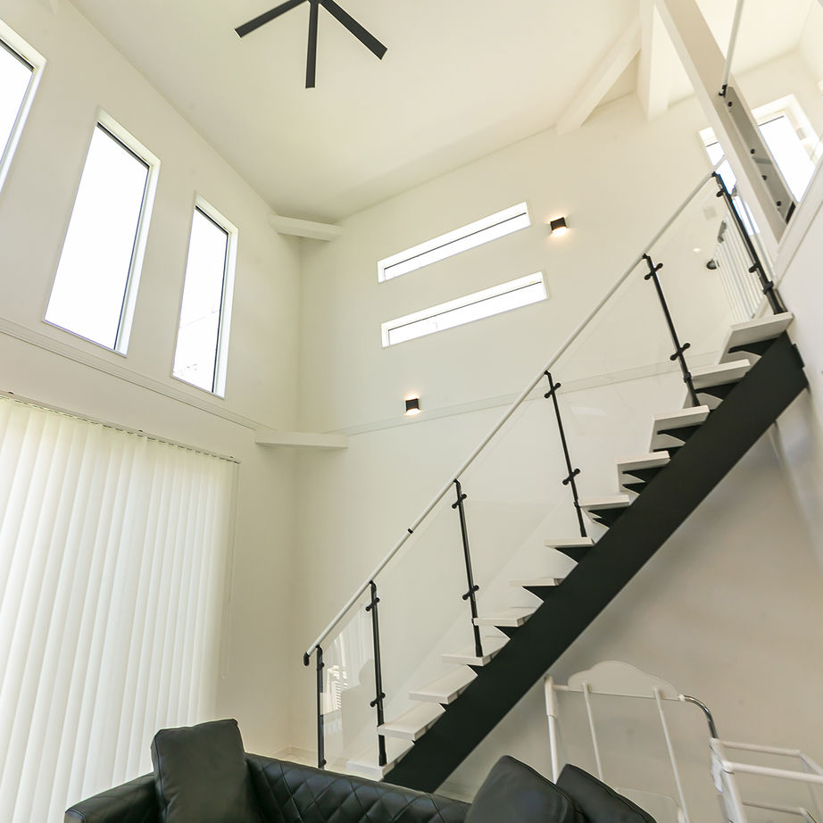 Tさんがこだわった開放感あふれる吹抜け。希望したリビング階段も実現している