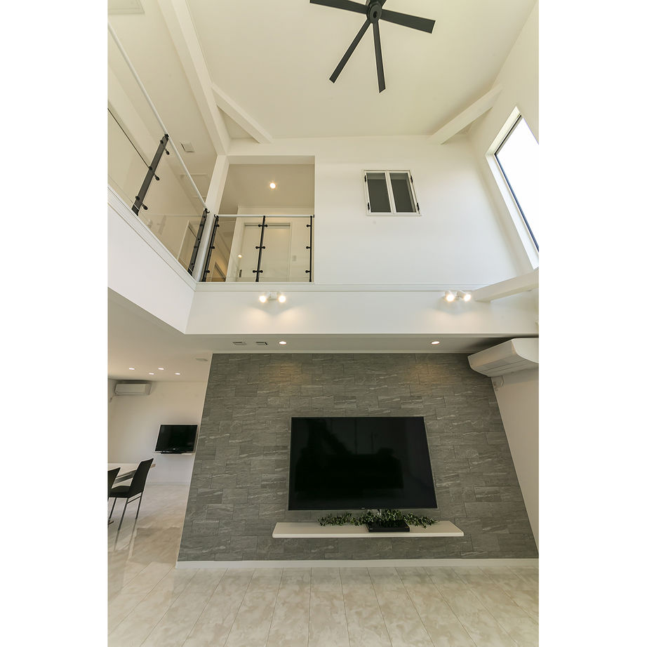 TVモニターの後ろの壁はエコカラットを採用。白い空間のアクセントとなっている