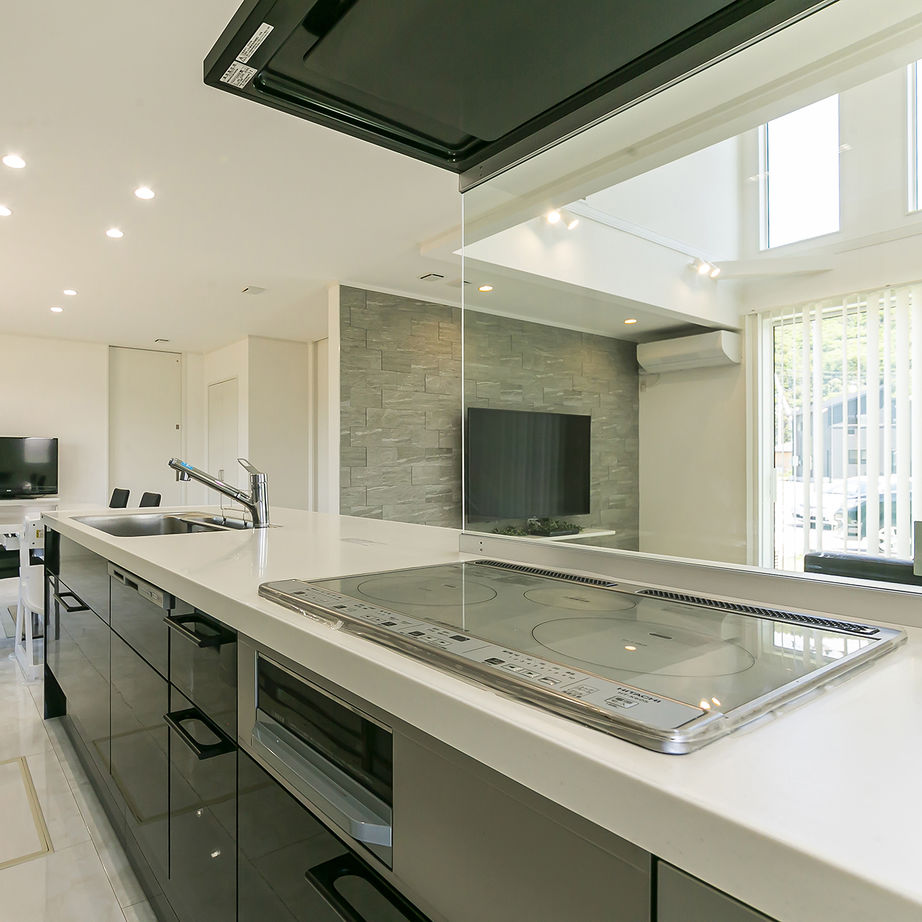 使いやすいアイランド型のキッチン。オール電化システムでIHクッキングヒーターを採用