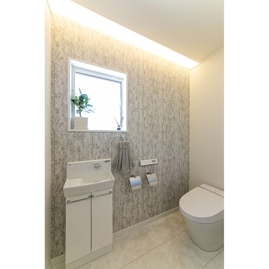 10.5畳の広い寝室。2.１階トイレは明るめのアクセントクロスを採用。２階のトイレは異なる色味で空間に個性を持たせている