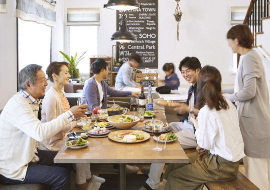 仲間が遊びに来たときには、追加でベンチを設置。大勢で食事を楽しめます。