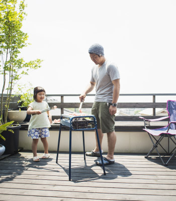 リビングの窓から直接出られる、広めのバルコニー。家族や友人とのBBQ、子どものプール遊び、ガーデニング、アフタヌーンティーなど、アウトドアリビングとしてさまざまな使い方ができます。