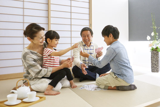 おじいちゃん、おばあちゃんが、孫とのびのび遊べる畳コーナー。両親が共働きの場合も楽しく過ごせます。